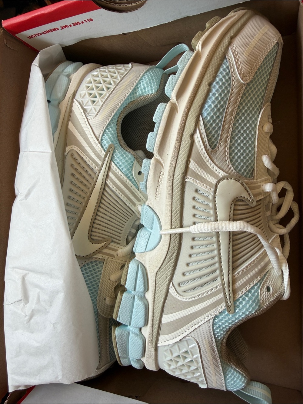 Vomero Nike Women’s Cream and Light Blue Size 7 youth or Women 8/8.5 BNIB